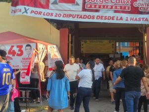 «¡Queremos votar, abran la escuela!»: San Pedro Sula reporta primeros resultados tras caos por retrasos logísticos en las elecciones primarias