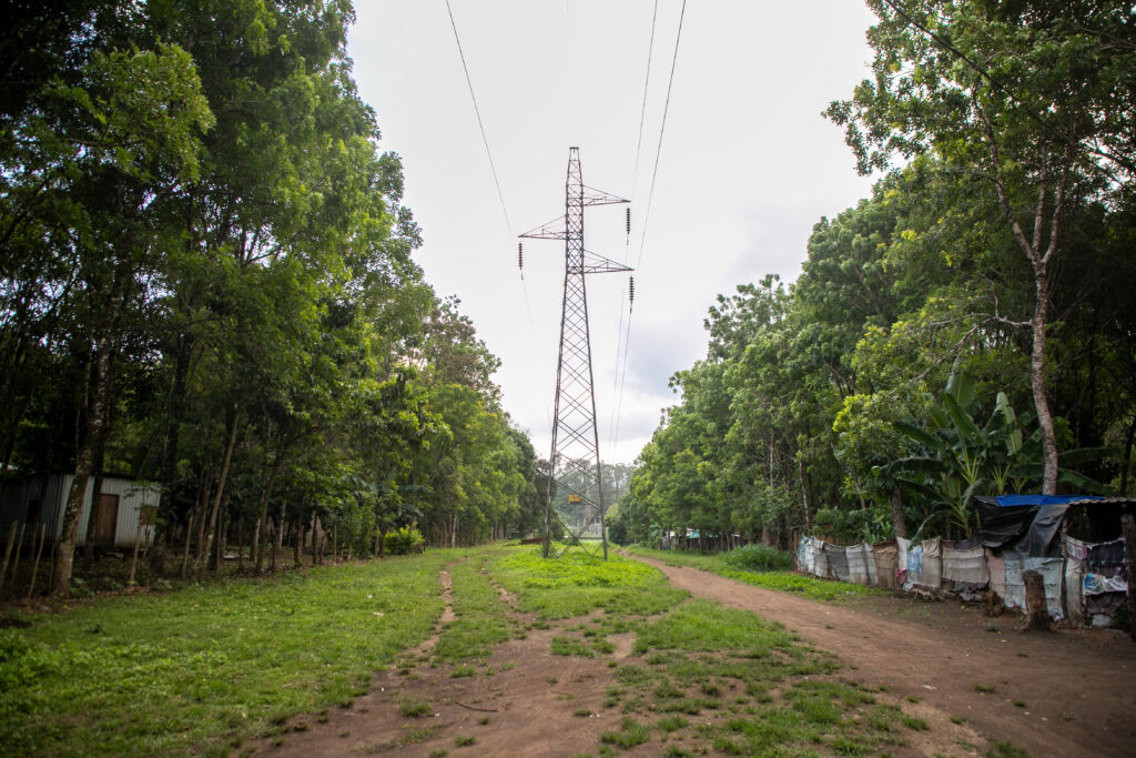 Linea de separación con las antenas de la Enee Colonia Nuevo Cañaveral de San Francisco de Yojoa abril 2025 - Contra Corriente