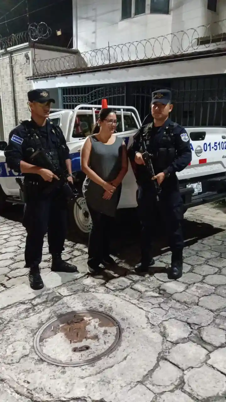 Ruth López detenida por agentes de la Policía Nacional Civil de El Salvador. - Contra Corriente Ruth López detenida por agentes de la Policía Nacional Civil de El Salvador. Lunes 19 de mayo. San Salvador, El Salvador. Foto cortesía Fiscalía General de la República de El Salvador.