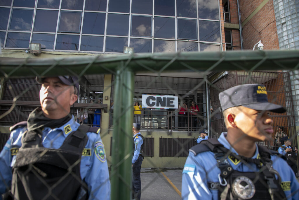 Policías CNE TGU - Contra Corriente