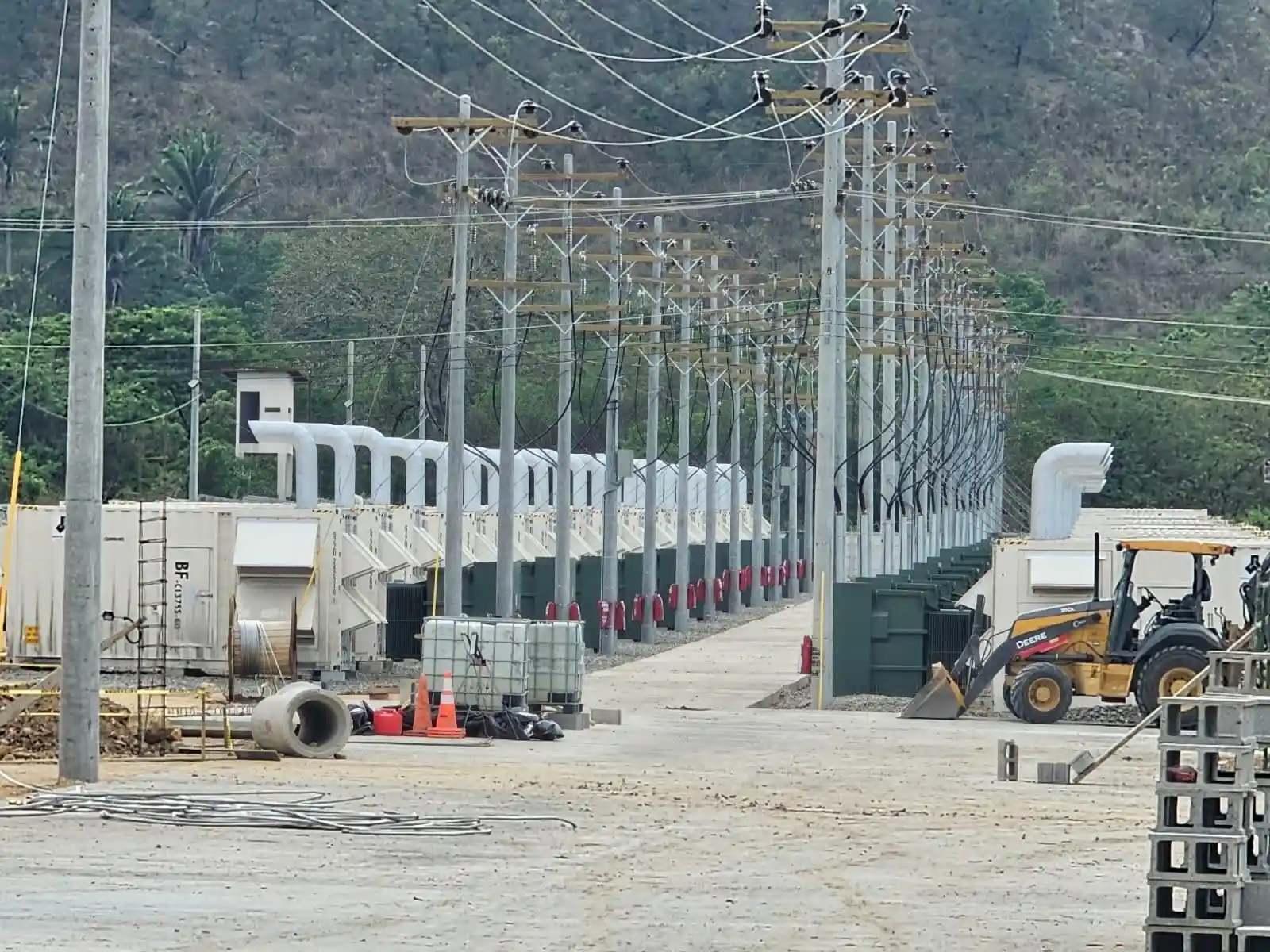 construcción de la planta térmica de Grupo Laeisz - Contra Corriente construcción de la planta térmica de Grupo Laeisz