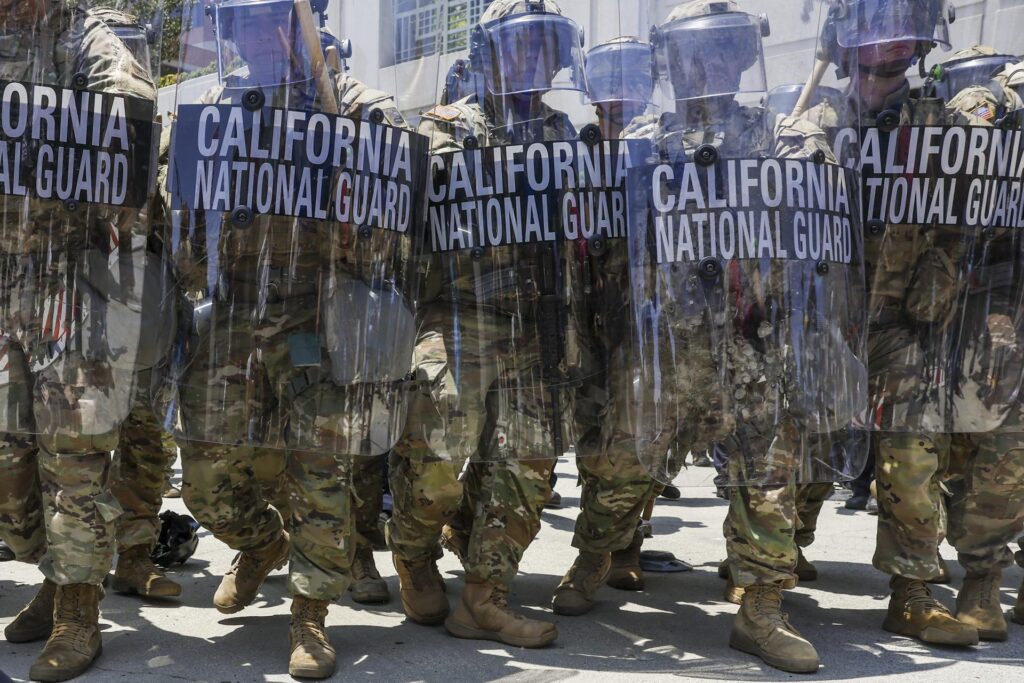 - Contra Corriente Un escuadrón de la Guardia Nacional de California fue captado este domingo, 8 de junio, durante una protesta contra las redadas de inmigración, cerca del edificio federal Edward R. Roybal, en Los Ángeles (CA, EE.UU.). EFE/Caroline Brehman