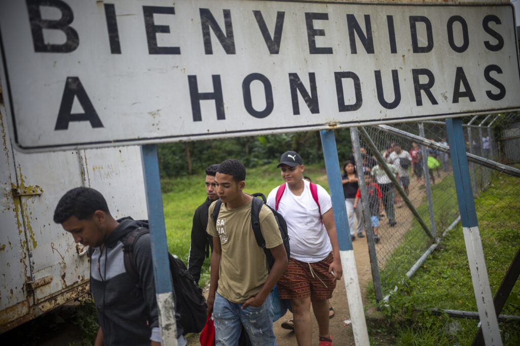 2023-08-24Trojes-MigrantesVenezolanos-Buses2 - Contra Corriente