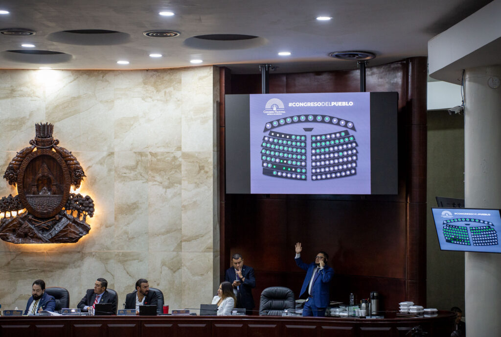 Pantalla de votación y parte de la junta directiva del Congreso Nacional, durante una sesión ordinaria. Tegucigalpa, 16 de enero de 2024. Foto CC / Fernando Destephen.