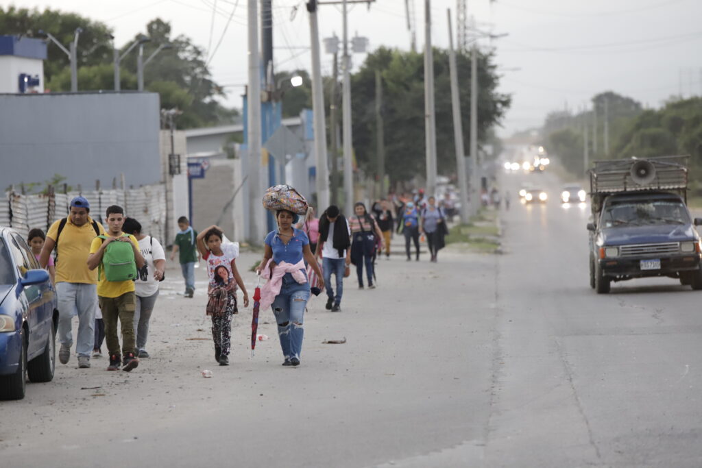 2024-01-24CaravanaSPS-Migración3 - Contra Corriente Una caravana de migrantes inicia en San Pedro Sula su recorrido, con la idea de llegar hasta los Estados Unidos. San Pedro Sula, Cortés, 24 de enero de 2024. Foto: Archivo CC.