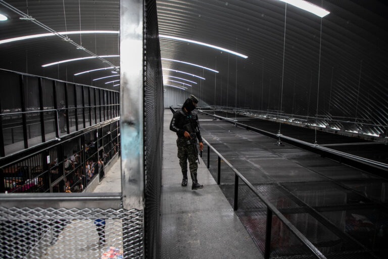 Vigilancia permanente de los miembros de la PMOP hacia los privados de libertad que no gozan de ninguna privacidad. Támara, Distrito Central 04 de junio de 2025. Foto CC / Fernando Destephen.