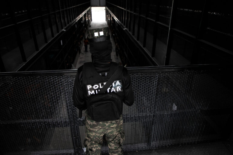 El largo pasillo es vigilado las 24 horas por un sistema de cámaras de vigilancia y elementos de la PMOP. Támara, Distrito Central 04 de junio de 2025. Foto CC / Fernando Destephen.