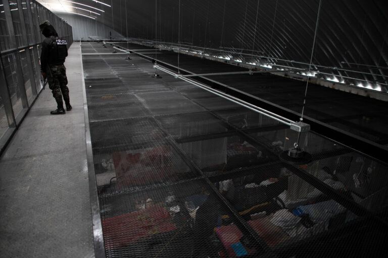 Miembros de la PMOP vigilan desde el puesto de guardia en el segundo piso del módulo nuevo. Támara, Distrito Central 04 de junio de 2025. Foto CC / Fernando Destephen.