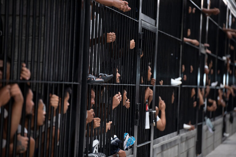 Los barrotes del frente de la celda y el techo que es una malla de metal es toda la ventilación que tienen los 35 privados de libertad. Támara, Distrito Central 04 de junio de 2025. Foto CC / Fernando Destephen.