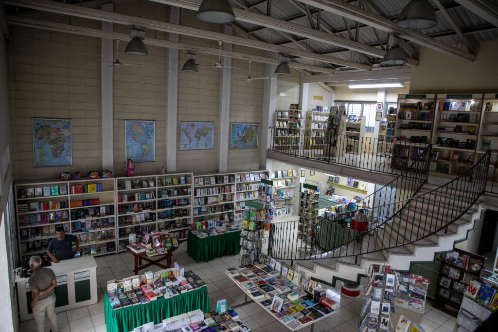 2025-06-18-Cultura-Librería-Navarro-TGU2 - Contra Corriente
