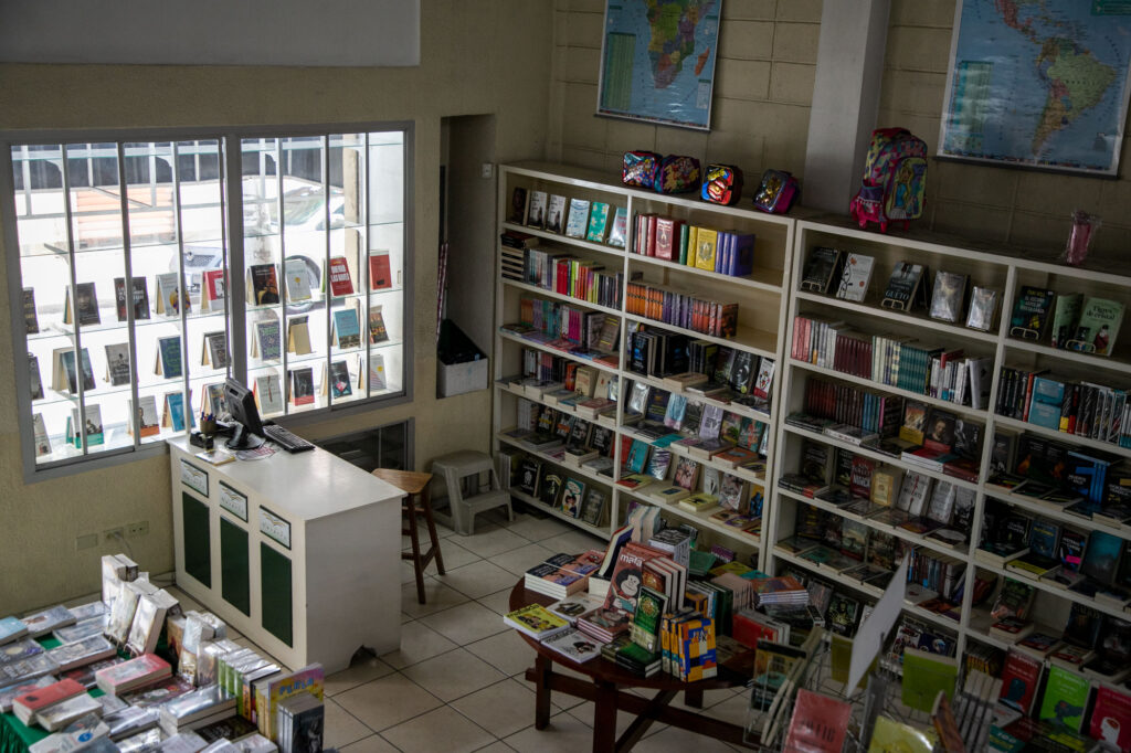 2025-06-18-Cultura-Librería-Navarro-TGU5 - Contra Corriente