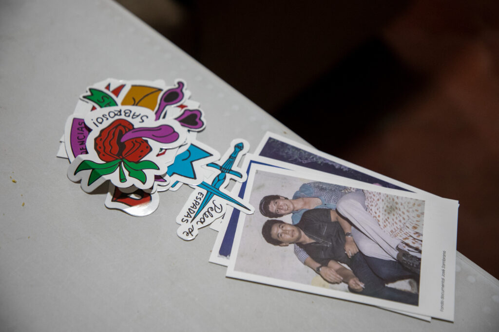 Ejemplar del libro Archivo CUIR Honduras, que viene acompañado de postales y stickers. Tegucigalpa, 29 de mayo de 2025. Foto CC/ Fernando Destephen.