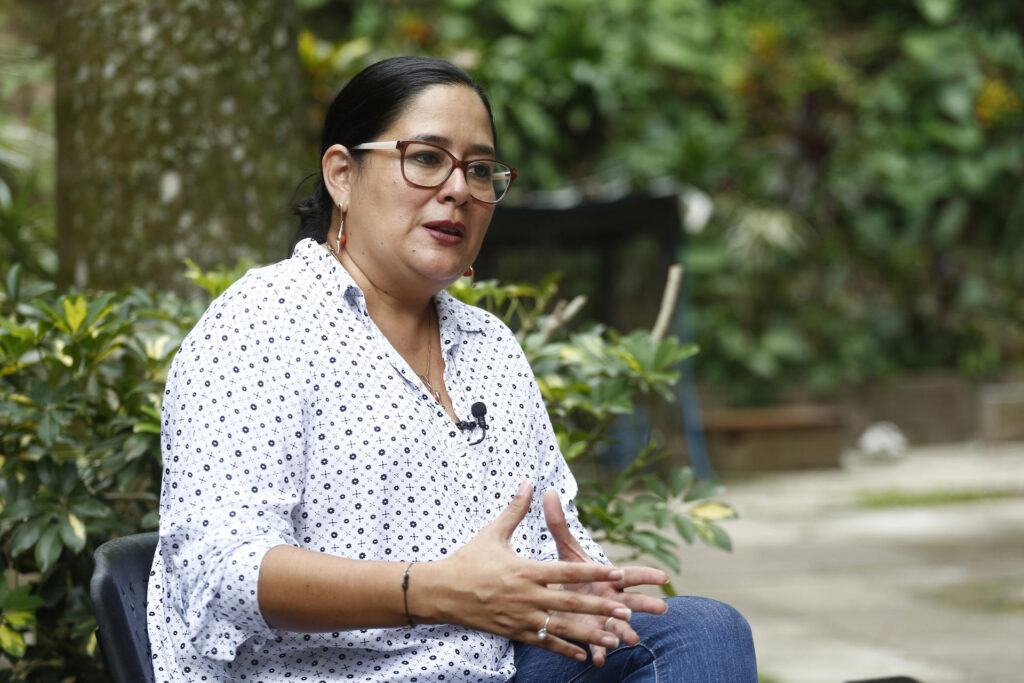 Defensora de derechos suma más de una semana detenida en El Salvador sin acusación formal - Contra Corriente Fotografía de archivo fechada el 02 de junio de 2023 de la jefa del área Anticorrupción y Justicia de la organización Cristosal, Ruth López, hablando en una entrevista con EFE en San Salvador (El Salvador). EFE/Rodrigo Sura