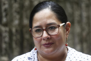 La Fiscalía salvadoreña presenta acusación contra defensora de derechos entre hermetismo - Contra Corriente