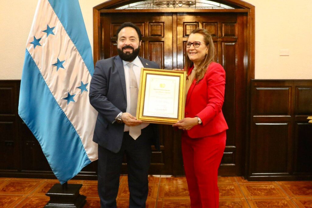 Luis Redondo y Doris García - Contra Corriente