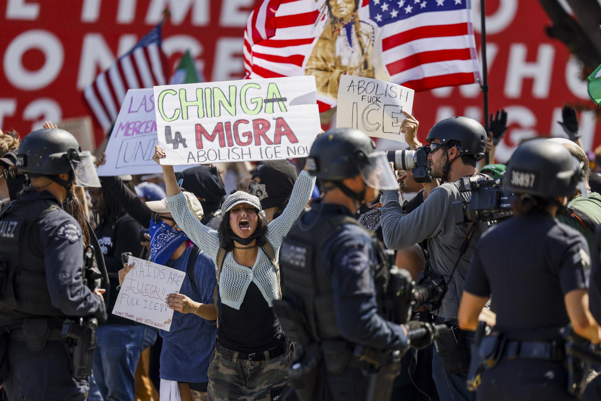 Decenas de activistas fueron captados este domingo, 8 de junio, al protestar en contra de las redadas de inmigración, en Los Ángeles (CA, EE.UU.). EFE/Caroline Brehman