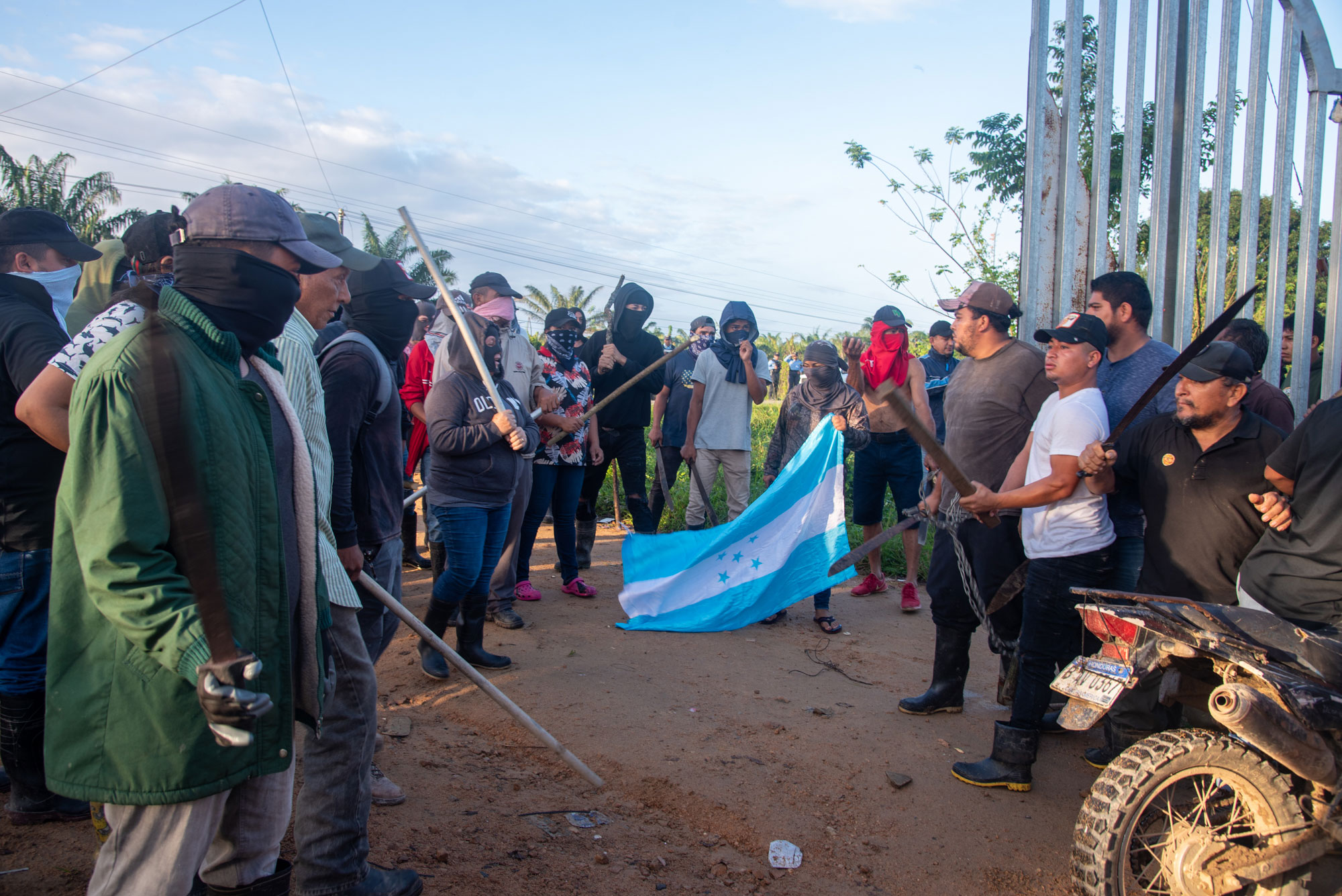 A la izquierda, enfrentamiento entre grupos campesinos a las puertas de la finca Tranvío. A la derecha, enfrentamientos por la cooperativa La Chile entre campesinos y ganaderos. Fotos de Seth Berry.
