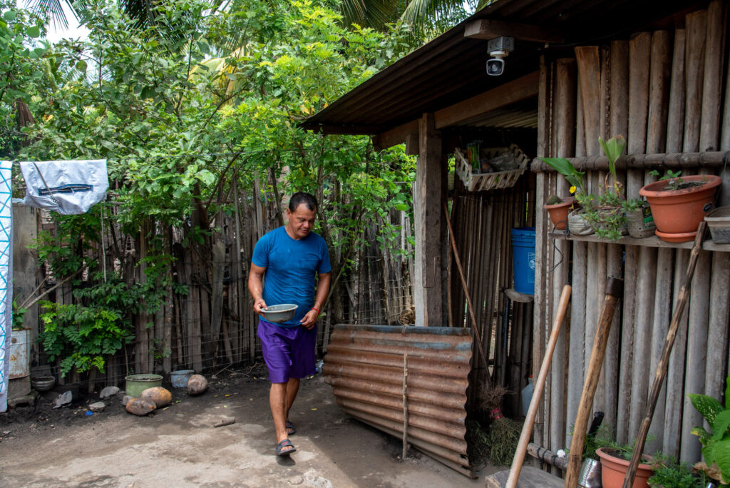 Hipólito Rivas, líder cooperativista de la Empresa Asociativa Campesina de Producción Gregorio Chávez, en su casa en el pueblo de Panamá, Honduras, donde mantenía una cámara de seguridad encendida en todo momento debido a las constantes amenazas en su contra. Esta imagen fue tomada el 23 de julio de 2021. Hipólito y su hijo, Javier, fueron asesinados en 2023. Foto de Seth Berry.