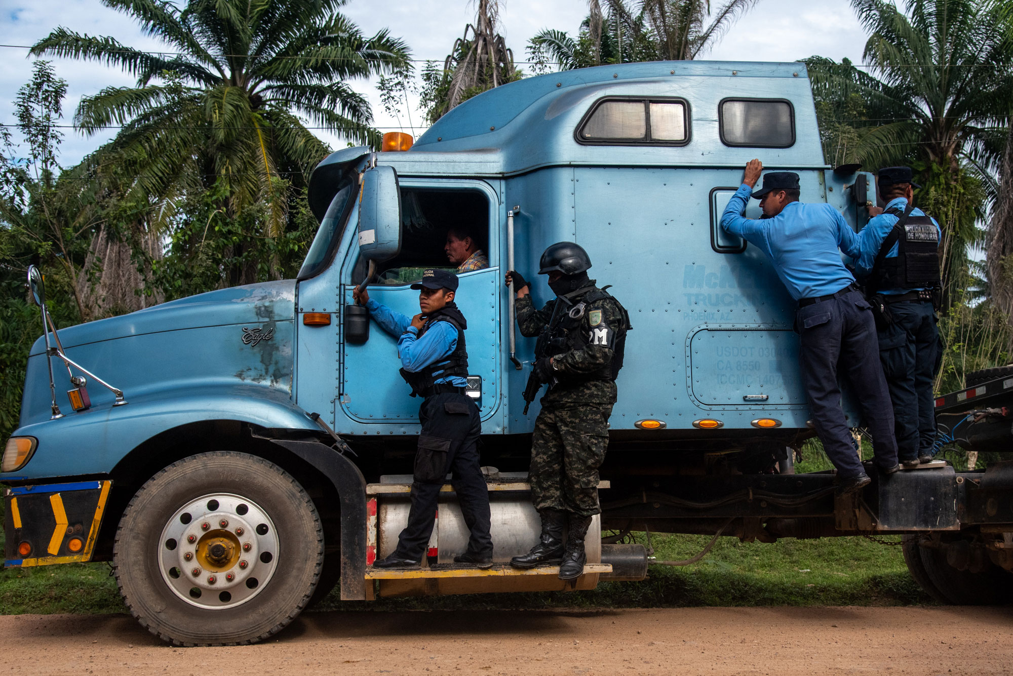 A la izquierda: policías y militares se retiran de la cooperativa La Chile, en enero de 2023, luego de un ataque armado contra campesinos de esa cooperativa. A la derecha: Agentes de la Policía Nacional de Honduras observan, sin intervenir, durante un ataque armado contra campesinos acorralados en la finca Tranvío, el 27 de enero de 2025. Fotos de Seth Berry.