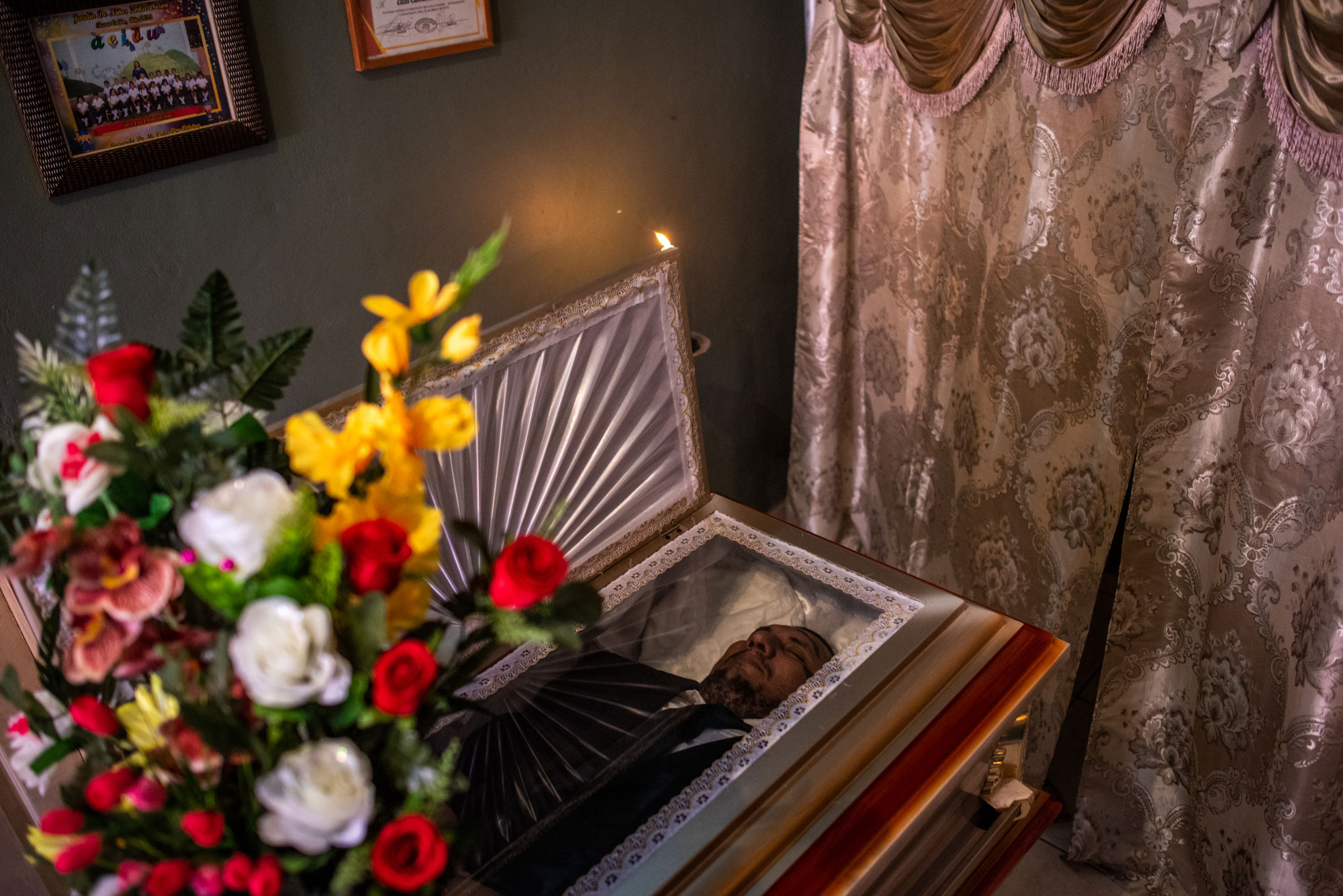 A la izquierda, velatorio de Omar Cruz, un líder campesino asesinado en el marco de los conflictos por la tierra . A la derecha, el cadáver de Sandy Martínez, su suegro. Ambos fueron asesinados en enero de 2023 en Tocoa, Honduras. Fotos de Seth Berry.