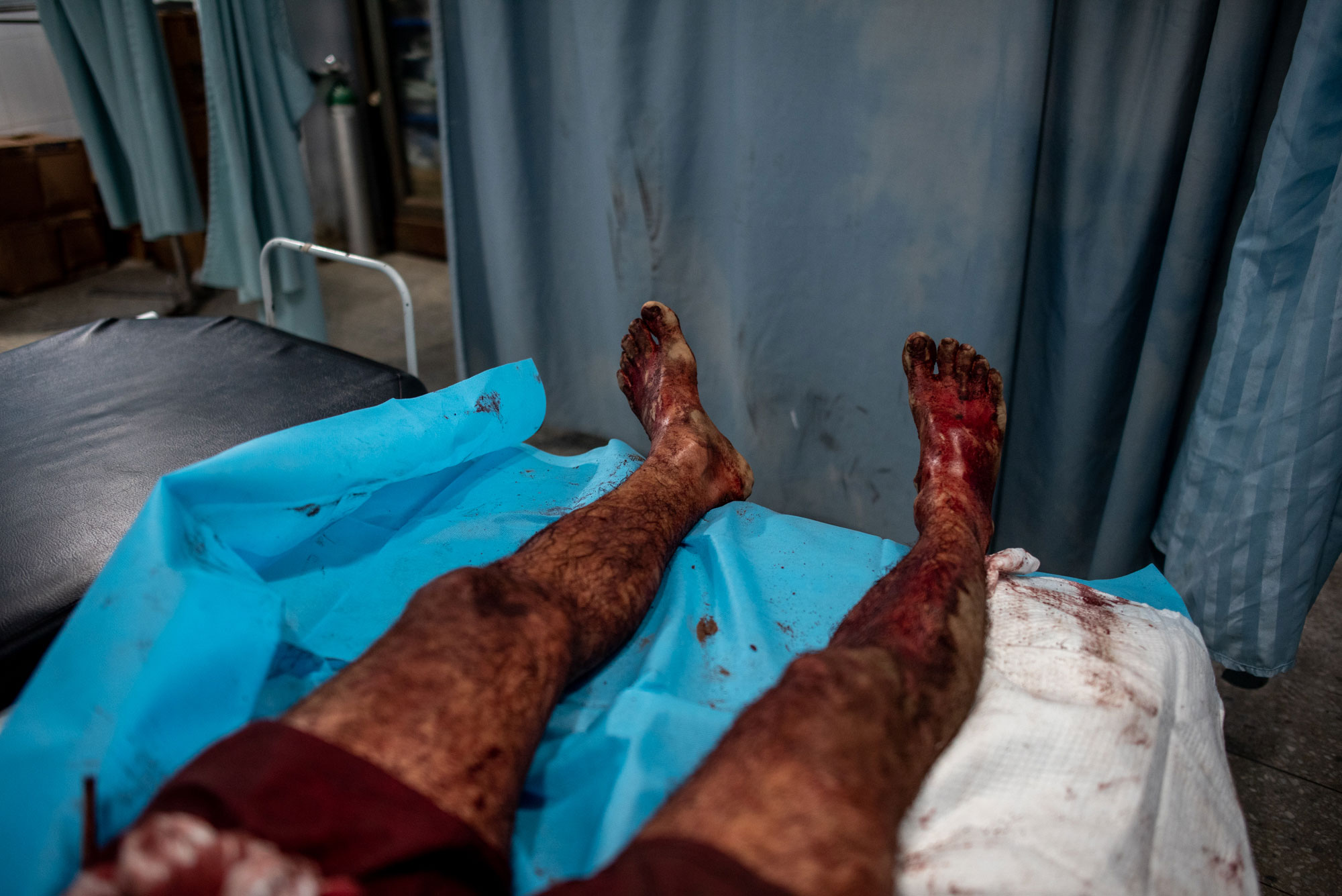 A la izquierda, velatorio de Omar Cruz, un líder campesino asesinado en el marco de los conflictos por la tierra . A la derecha, el cadáver de Sandy Martínez, su suegro. Ambos fueron asesinados en enero de 2023 en Tocoa, Honduras. Fotos de Seth Berry.
