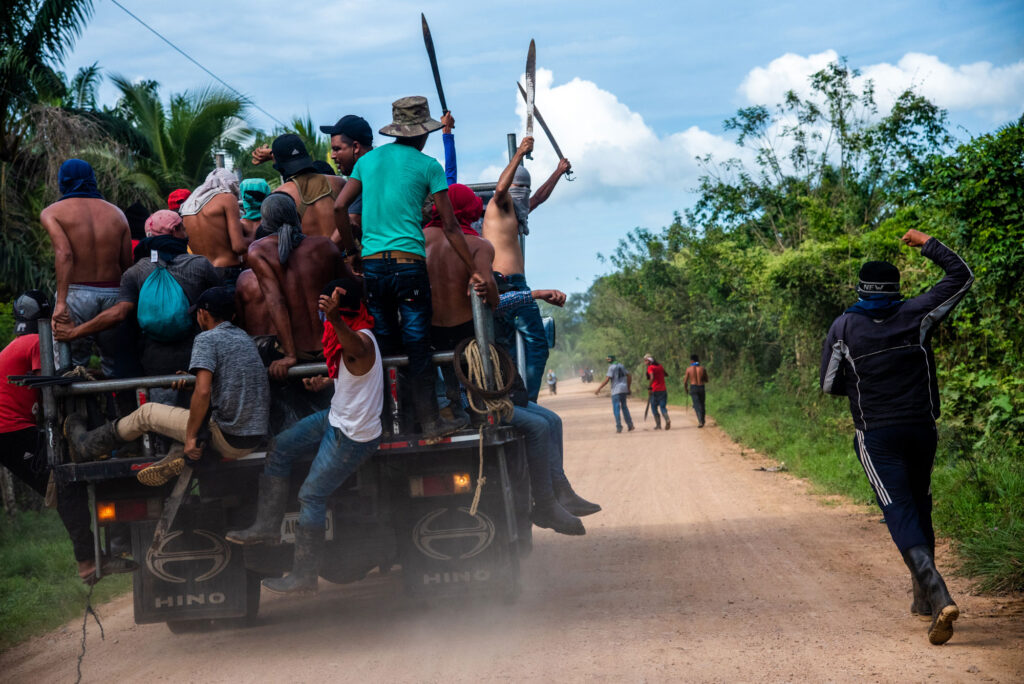 Campesinos de la cooperativa La Chile fuerzan la retirada de militares, policías y agentes de seguridad privada después de sufrir un ataque armado en enero de 2023. Foto de Seth Berry.