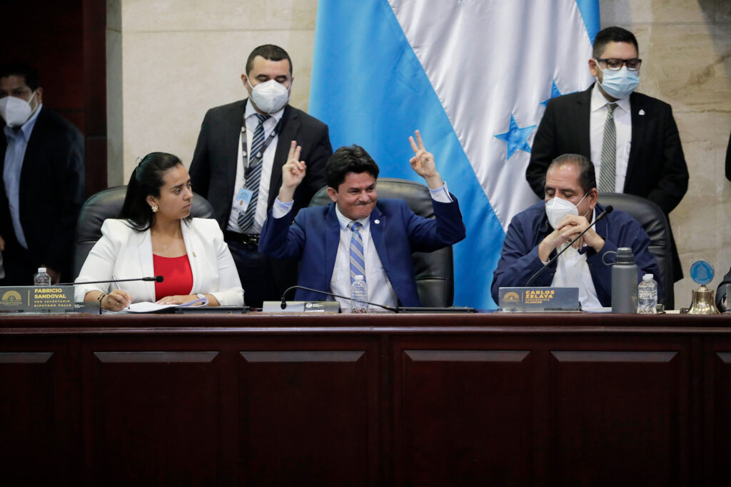 El diputado Fabricio Sandoval junto a Isis Cuellar y Carlos Zelaya, parte de la Junta Directiva del Congreso Nacional, durante una sesión. Tegucigalpa, 18 de julio de 2022. Foto Archivo CC.