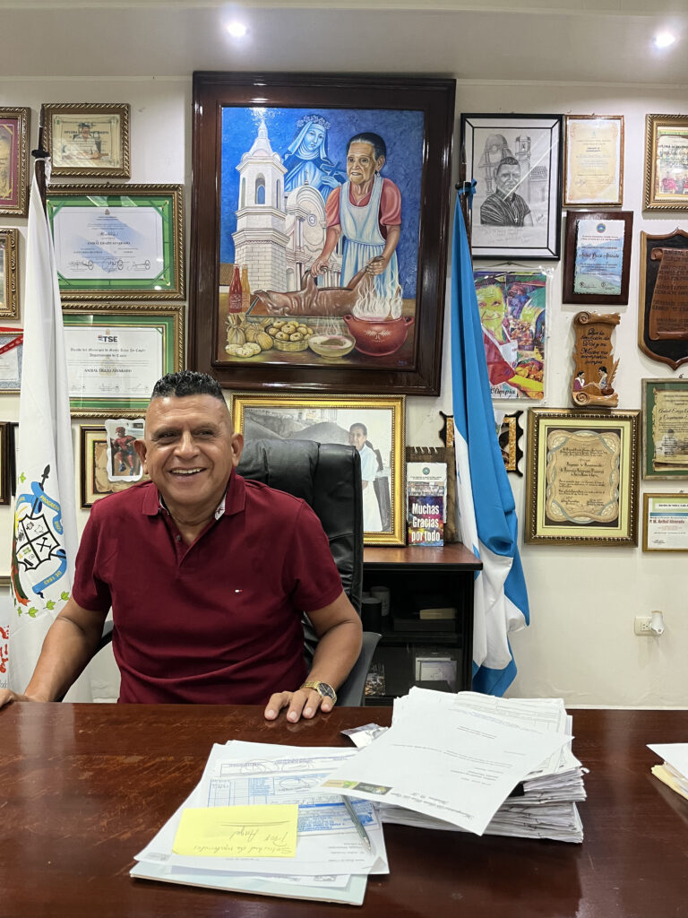 El alcalde de Santa Rosa de Copán, Aníbal Erazo Alvarado, en su despacho durante una entrevista en junio de 2024. Crédito: Parker Asmann