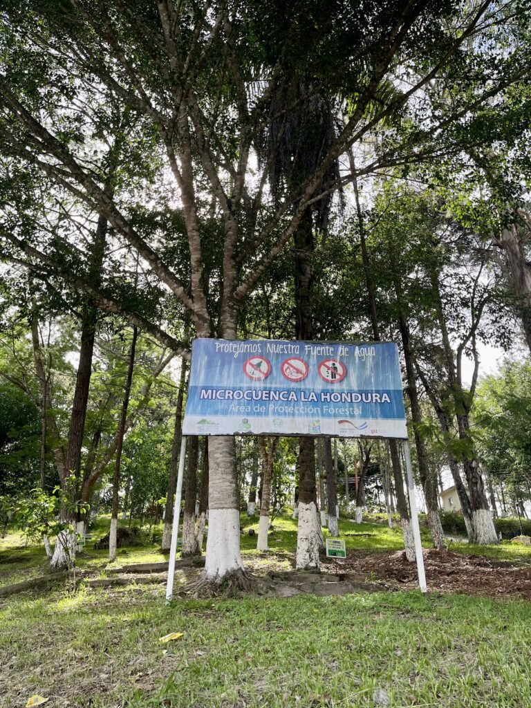 Un letrero señala el área protegida alrededor de la microcuenca «La Hondura» en Santa Rosa de Copán, Copán, Honduras. Crédito: Parker Asmann