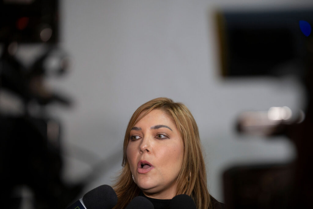 La consejera Ana Paola Hall durante una conferencia de prensa improvisada después de un evento de recepción y apertura de ofertas para el proceso de marzo de 2025. Tegucigalpa 25 de octubre de 2024. Foto CC / Fernando Destephen.