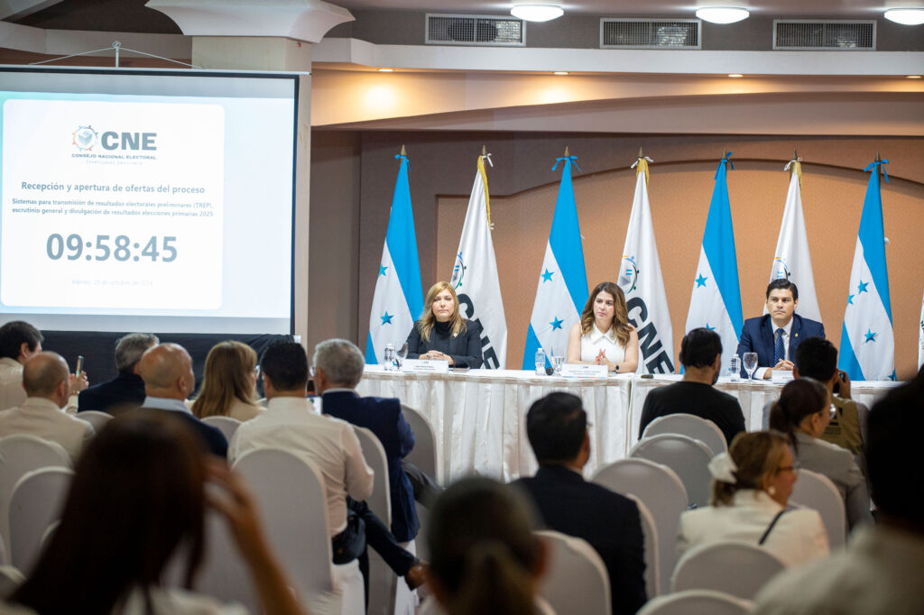 Pleno de consejeros del CNE durante la recepción y apertura de ofertas para el proceso electoral primario e interno de marzo. Tegucigalpa 25 de octubre de 2025. Foto CC / Fernando Destephen.