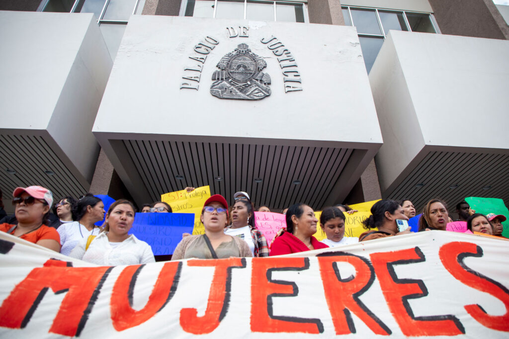 Un grupo de mujeres campesinas protesta en el edificio del Poder Judicial donde funciona la Corte Suprema de Justicia (CSJ). Comayagüela 27 de noviembre de 2025. Foto CC / Fernando Destephen.