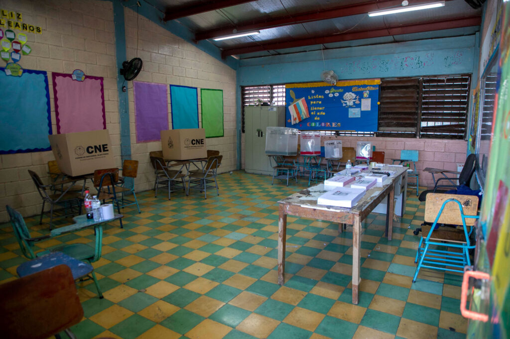 Centro educativo Maximiliano Sagastume, en la colonia Sagastume, el 09 de marzo día de las elecciones internas y primarias el material no llegó a varios centros de votación por lo que el 16 de marzo se realizaron las votaciones. Tegucigalpa, 16 de marzo de 2025. Foto CC / Fernando Destephen.