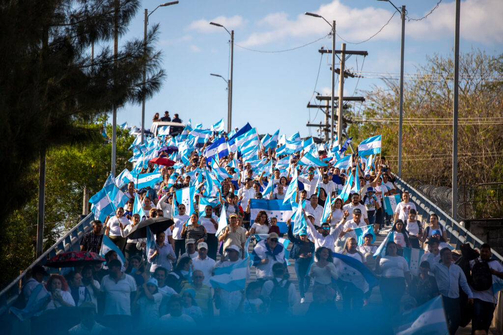 Movilización de una parte de la sociedad civil y activistas y líderes del Partido Nacional en apoyo a las consejeras, Cossette López y Ana Paola Hall. Tegucigalpa. 27 de marzo de 2025. Foto CC / Fernando Destephen.