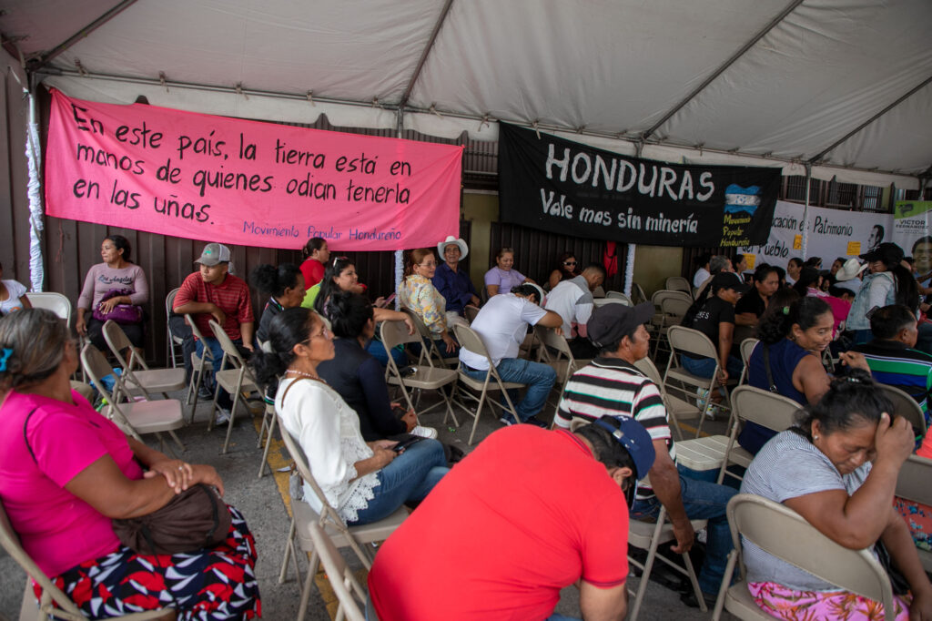 Un grupo de personas espera en las afueras del CNE la resolución sobre la participación en las elecciones generales de varias candidaturas independientes. Tegucigalpa. 01 de julio de 2025. Foto CC / Fernando Destephen.