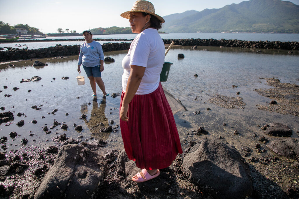 Soledad Martínez y Liliana García aprovechan la marea baja para adelantar sus faenas de pesca. Foto CC/ Fernando Destephen