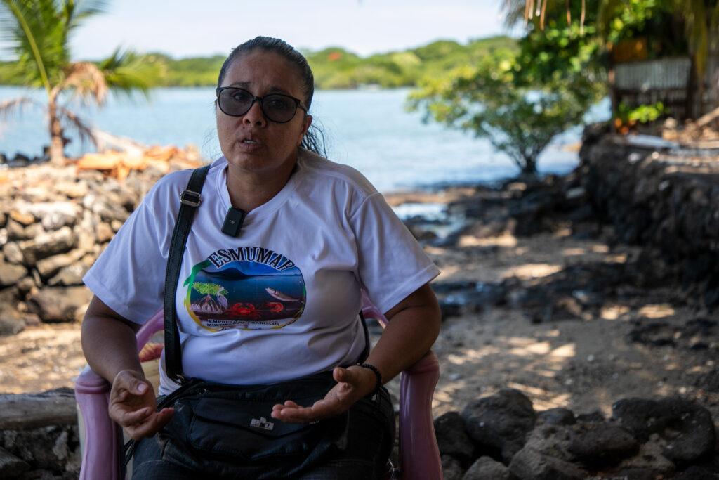 Ana Luisa Mendieta, quien pertenece a Esmumar, explica las consecuencias de la mortandad de moluscos en 2019. Foto CC / Fernando Destephen